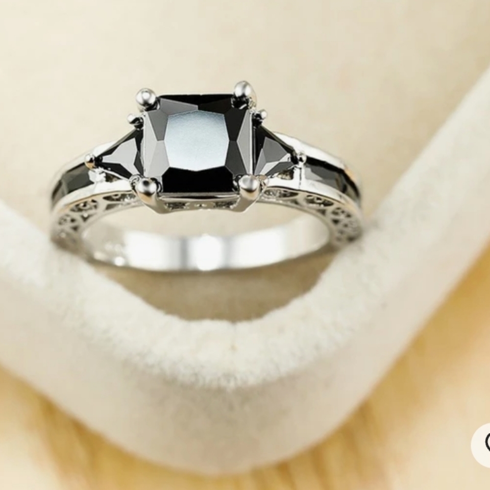 Elegant Black Stone Three-Stone Ring - Unbranded - Picture 3 of 4